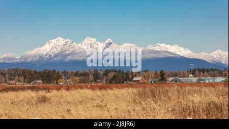 Bellissimo paesaggio di una montagna in lontananza in primavera giorno di sole. Golden Ears Peak British Columbia. Foto di viaggio, nessuno, fuoco selettivo, copia spa Foto Stock