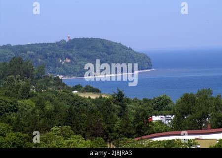 Władysławowo, Pomorze Gdańskie, Polonia, Polen, Polska; Capo Rozewie; Przylądek Rozewie; Kap Rixhöft; una ripida spiaggia di mare coperta di alberi Foto Stock