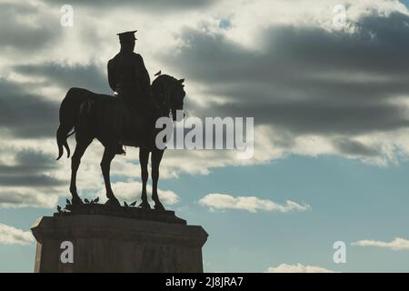 Ankara, Turchia - 10 novembre 2021: Silhouette del Monumento della Vittoria Ankara. Scultura Mustafa Kemal Ataturk in Piazza Ulus. Scatto editoriale ad Ankara. Foto Stock