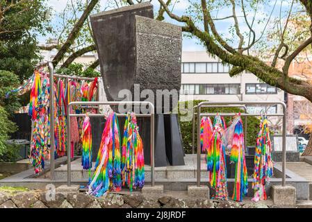 nagasaki, kyushu - dicembre 11 2021: Monumento commemorativo della bomba atomica per un mondo senza bomba atomica eretto nel 1973 dall'associazione di Japan Telecom Foto Stock