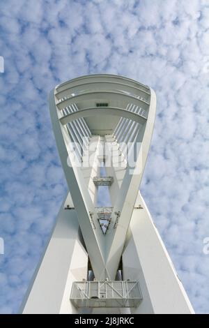 Immagine astratta che guarda da sotto la torre Spinnaker a Portsmouth con un cielo insolitamente chiazzato. Foto Stock