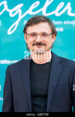 Brema, Germania. 12th maggio 2022. Florian Lukas, attore, partecipa alla prima del film cinematografico "Heinrich Vogeler - From the Life of a Dreamer". Credit: Sina Schuldt/dpa/Alamy Live News Foto Stock