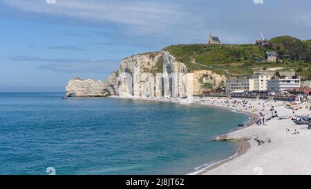 Vista panoramica della spiaggia di ghiaia e delle scogliere di gesso bianco di Etretat in Normandia (Francia). Foto Stock