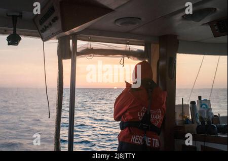 Spagna. 16th maggio 2022. Un equipaggio guarda l'alba da Astral. I membri dell'equipaggio della barca a vela Astral, della ONG spagnola Open Arms si preparano per un turno di guardia mattutino, durante la loro missione nell'area mediterranea. Durante la missione di barca a vela Astral del 91st, i membri dell'equipaggio della ONG spagnola Open Arms si preparano per il turno di mattina. (Foto di Valeria Ferraro/SOPA Images/Sipa USA) Credit: Sipa USA/Alamy Live News Foto Stock