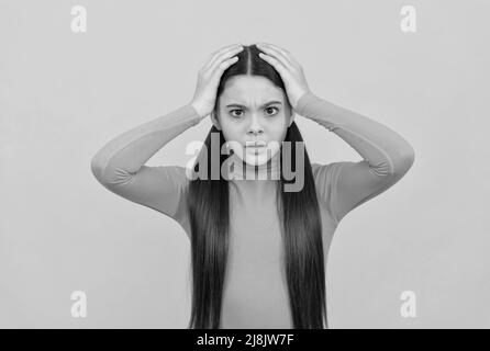 concetto di mal di testa. capretto preoccupato con i capelli lunghi. bellezza e moda. modello di moda femminile. Foto Stock