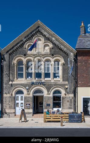 Custom House Quay, che ospita il Wine Bar Vinolo e la clubhouse del Royal Dorset Yacht Club, Weymouth, Dorset Foto Stock