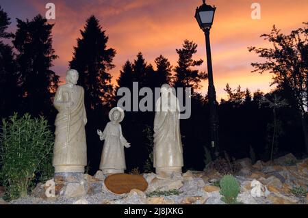 Komańcza Bieszczady Poland Polen, Polska; Święta Rodzina z Nazaretu; Jesus von Nazaret mit seiner Mutter Maria und seinem Ziehvater Josef; 圣家 figurki Foto Stock