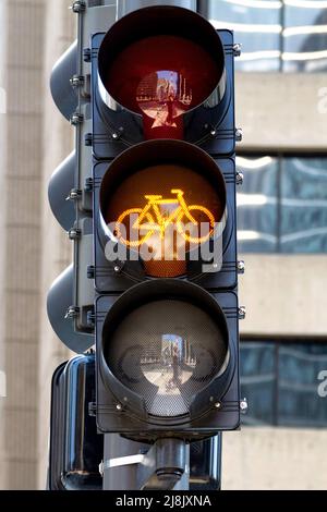 Bicicletta giallo chiaro per ciclisti in City Street. Luce gialla per bici nella corsia urbana per ciclisti. Attenzione alla bicicletta urbana. Segnale di traffico ciclista. Foto Stock