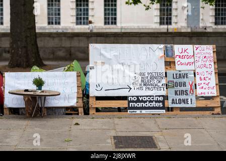 Campo di protesta del convoglio della libertà su Victoria Embankment, Westminster, Londra, Regno Unito. Messaggi di teoria della cospirazione COVID 19. Mandato vaccinale Foto Stock