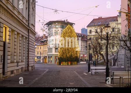 LUBIANA, SLOVENIA - 01 GENNAIO 2022: Strade di Lubiana durante le vacanze di Natale con ornamenti e luci festive. Foto Stock