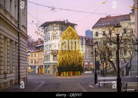 LUBIANA, SLOVENIA - 01 GENNAIO 2022: Strade di Lubiana durante le vacanze di Natale con ornamenti e luci festive. Foto Stock
