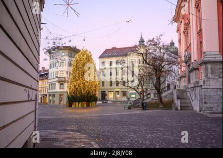 LUBIANA, SLOVENIA - 01 GENNAIO 2022: Strade di Lubiana durante le vacanze di Natale con ornamenti e luci festive. Foto Stock