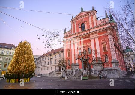 LUBIANA, SLOVENIA - 01 GENNAIO 2022: Strade di Lubiana durante le vacanze di Natale con ornamenti e luci festive. Foto Stock