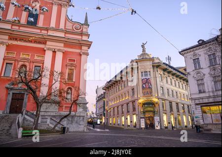 LUBIANA, SLOVENIA - 01 GENNAIO 2022: Strade di Lubiana durante le vacanze di Natale con ornamenti e luci festive. Foto Stock
