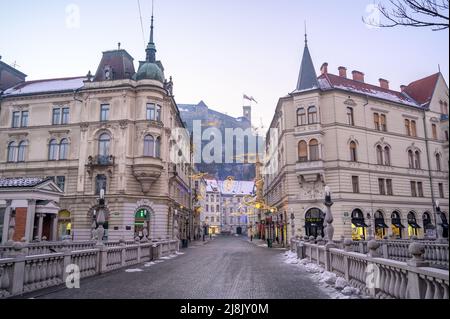LUBIANA, SLOVENIA - 01 GENNAIO 2022: Strade di Lubiana durante le vacanze di Natale con ornamenti e luci festive. Foto Stock