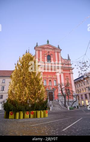 LUBIANA, SLOVENIA - 01 GENNAIO 2022: Strade di Lubiana durante le vacanze di Natale con ornamenti e luci festive. Foto Stock