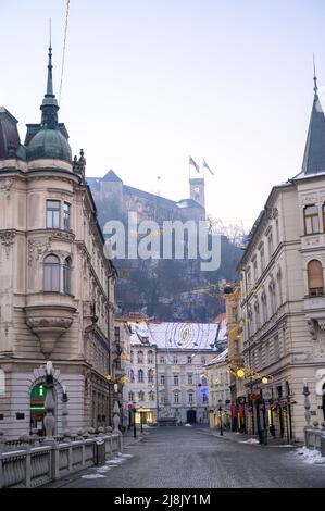 LUBIANA, SLOVENIA - 01 GENNAIO 2022: Strade di Lubiana durante le vacanze di Natale con ornamenti e luci festive. Foto Stock