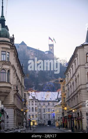 LUBIANA, SLOVENIA - 01 GENNAIO 2022: Strade di Lubiana durante le vacanze di Natale con ornamenti e luci festive. Foto Stock