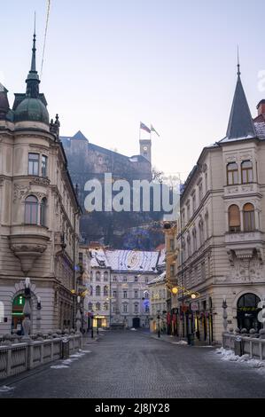 LUBIANA, SLOVENIA - 01 GENNAIO 2022: Strade di Lubiana durante le vacanze di Natale con ornamenti e luci festive. Foto Stock