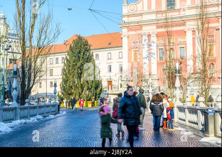 LUBIANA, SLOVENIA - 01 GENNAIO 2022: Strade di Lubiana durante le vacanze di Natale con ornamenti e luci festive. Foto Stock
