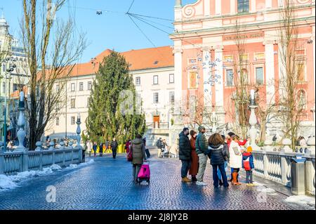 LUBIANA, SLOVENIA - 01 GENNAIO 2022: Strade di Lubiana durante le vacanze di Natale con ornamenti e luci festive. Foto Stock