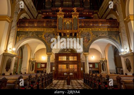 LUBIANA, SLOVENIA - 15 FEBBRAIO 2022: Interno della Chiesa Francescana dell'Annunciazione di Lubiana Foto Stock