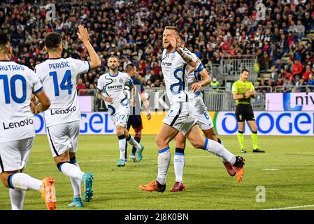 Unipol Domus, Cagliari, Italia, 15 maggio 2022, Milano Skriniar dell'Inter FC, Esultanza, Celebrazione dopo aver segnato il gol durante Cagliari Calcio vs Inter - Foto Stock