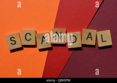 Scandalo, parola in lettere in legno alfabeto isolato sullo sfondo Foto Stock