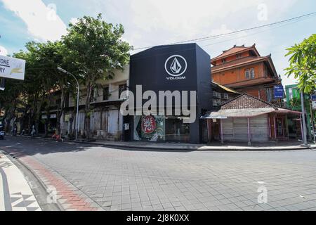 Vista dell'angolo di Bemo, dove Legian Street e Jalan Pantai Kuta si incontrano nel centro di Kuta, Bali, Indonesia, senza turisti durante la pandemia. Foto Stock