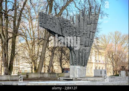 LUBIANA, SLOVENIA - 15 FEBBRAIO 2022: Monumento alla Rivoluzione di Drago Trsar su Piazza della Repubblica Trg Repubblica Foto Stock