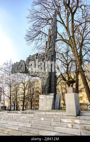 LUBIANA, SLOVENIA - 15 FEBBRAIO 2022: Monumento alla Rivoluzione di Drago Trsar su Piazza della Repubblica Trg Repubblica Foto Stock