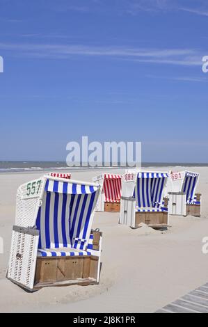 Sedie da spiaggia sulla spiaggia di Baltrum, Germania, bassa Sassonia, Frisia orientale, Baltrum Foto Stock