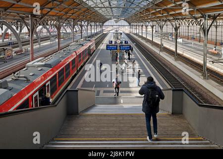 Stazione principale di Lubeck, vista interna dell'atrio a quattro navate con treno e persone, Germania, Schleswig-Holstein, Lubeck Foto Stock