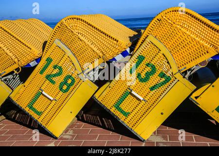 Sedie da spiaggia vuote a Doese, Germania, bassa Sassonia, Cuxhaven Foto Stock