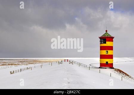 Faro di Pilsum in paesaggio invernale, Germania, bassa Sassonia, Frisia orientale, Pilsum Foto Stock
