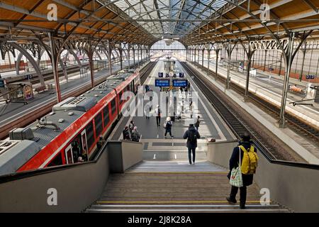 Stazione principale di Lubeck, vista interna dell'atrio a quattro navate con treno e persone, Germania, Schleswig-Holstein, Lubeck Foto Stock