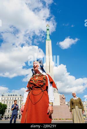 Persone in abbigliamento tradizionale, Piazza della libertà, riga, Lettonia Foto Stock