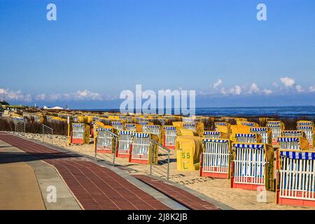 Sedie da spiaggia vuote a Doese, Germania, bassa Sassonia, Cuxhaven Foto Stock