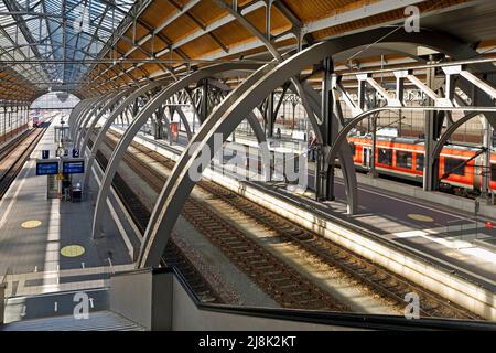 Stazione principale di Lubeck, vista interna dell'atrio a quattro navate, Germania, Schleswig-Holstein, Lubeck Foto Stock