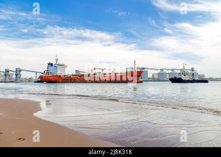 Trasporto alla rinfusa di grano che entra nel porto di Necochea in Argentina. Foto Stock