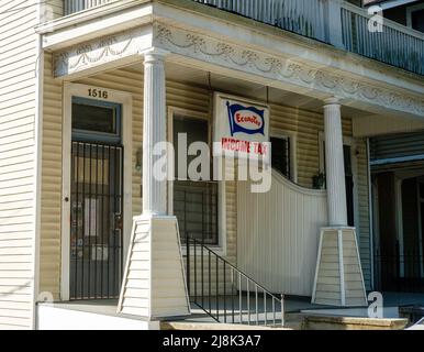 NEW ORLEANS, LA, USA - MAY 3, 2022: Econotax Income Tax Sign at the Entrance to a Home Tax Preparation Business in Carrollton neighborhood Foto Stock