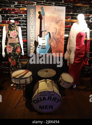 New York, New York, Stati Uniti. 15th maggio 2022. Una vista della (L-R) abito da crostata impreziosito su misura di Whitney Houston, progettato da Marc Bouwer, indossato durante il suo tour asiatico del 2004 a Hong Kong, il ''˜di Kurt Cobain odora come il Fender Mustang Guitar di Teen Spirit, E il camice video-indossato di Madonna ''˜Material Girl' 1985, guanti, stole e braccialetti e pre-Beatle ''˜il drum kit da uomo della cava di proprietà di Colin Hanton, visto in anteprima alla stampa per l'asta di Julian's Auctions ''˜Music Icons' che si terrà presso l'Hard Rock Cafe New York City. (Credit Image: © Nancy Kaszerman/ZUMA Press Wire) Foto Stock