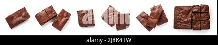Set di pezzi di brownie al cioccolato su sfondo bianco, vista dall'alto Foto Stock