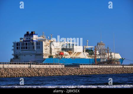 Świnoujście, Polonia - Maggio-15-2022: Nave da trasporto GNL Maran gas Appolonia mentre scarica al terminale per gas liquefatto, connessioni, attrezzature Foto Stock