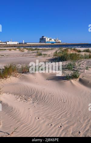 Świnoujście, Polonia - Maggio-15-2022: Nave da trasporto GNL Maran gas Appolonia mentre scarica al terminale per gas liquefatto, connessioni, attrezzature Foto Stock