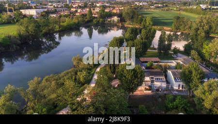 Veduta aerea del fiume Sile e del sentiero ciclabile e camminabile 'Greenway del Sile', in primo piano la 'Fondazione Parco' Foto Stock