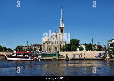 Gatineau, Canada - 19 giugno 2014: La Chiesa di Saint-Francois-de-Sales su Jacques-Cartier nel distretto di Pointe-Gatineau come visto dal Gatineau R Foto Stock