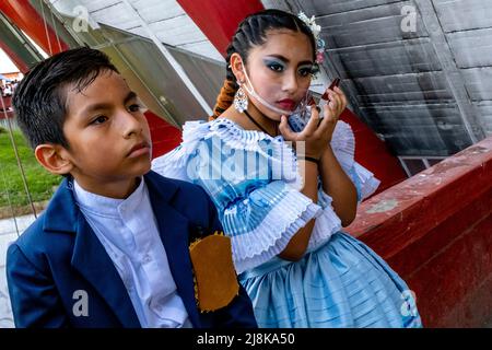 I ballerini in costume aspettano di partecipare Al Concorso di ballo Marinera al Festival di ballo Marinera, Trujillo, Regione la Libertad, Perù. Foto Stock