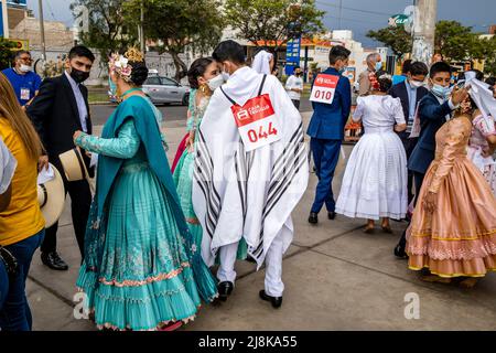 Giovani ballerini peruviani in costume aspettano di partecipare Ad Un Concorso di Danza Marinera al Festival di Danza Marinera, Trujillo, Regione la Libertad, Perù Foto Stock