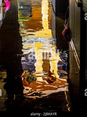 Un riflesso proveniente da una porta aperta e guardando l'acqua all'interno del negozio nella Città Vecchia. Riflesso dell'edificio dall'altra parte della strada. Foto Stock